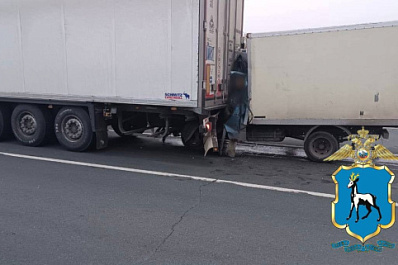 На трассе в Самарской области после столкновения с фурой погиб водитель "газели"