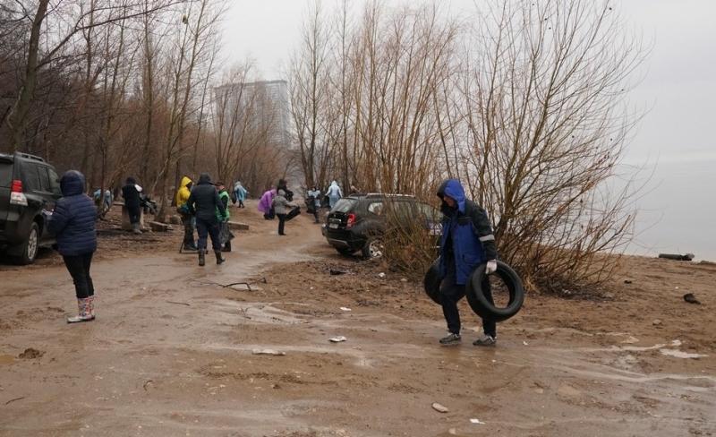Вышли к Волге: В Самаре депутаты убирают прибрежную территорию