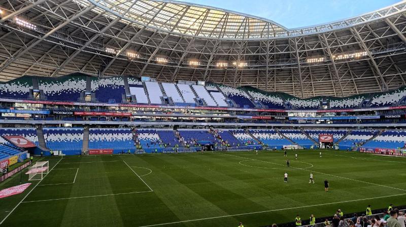 В Самаре болельщик выбежал на футбольное поле во время матча "Крылья Советов" - "Краснодар"