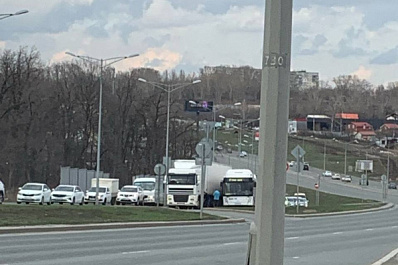 В Самаре пассажирский автобус столкнулся с грузовиком