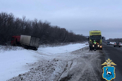 В Самарской области 21 декабря грузовик MAN улетел в кювет