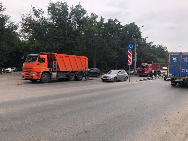 Лопнувшее колесо стало причиной массового ДТП у Южного моста в Самаре