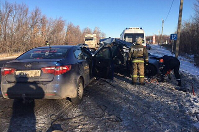 Смертельное ДТП на трассе в Самарской области: неудачный маневр КамАЗа привел к столкновению двух легковушек