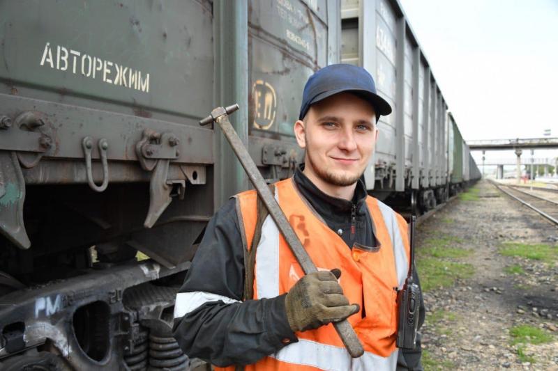 Железнодорожникам второй раз за год повысит зарплату из-за санкций