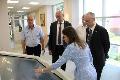 Сенатор Андрей Кислов провел прием граждан в Сергиевском районе