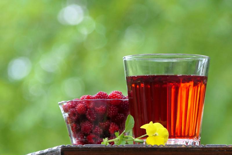 Вода, чай и разведенные соки: эксперты рассказали, как одолеть жажду в жару