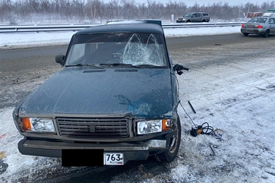 В Самарской области "семерка" въехала в две машины на трассе и сбила женщину