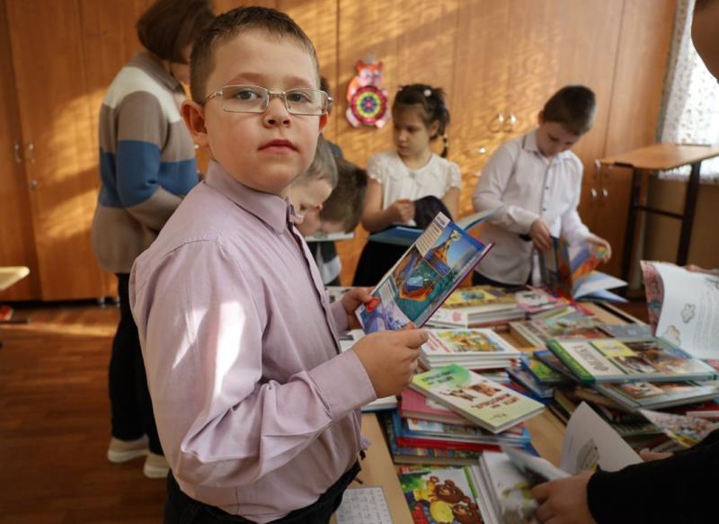 Самарские нефтяники передали сотню книг школе-интернату для детей с ОВЗ