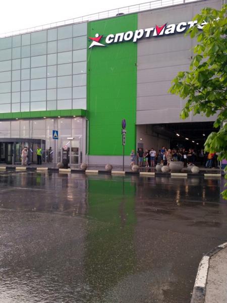 Из ТЦ "Мега" эвакуировано 400 человек