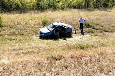 В Самарской области на большой скорости перевернулась легковушка с 4 людьми