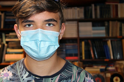 Роспотребнадзор смягчил антиковидные ограничения для школьников