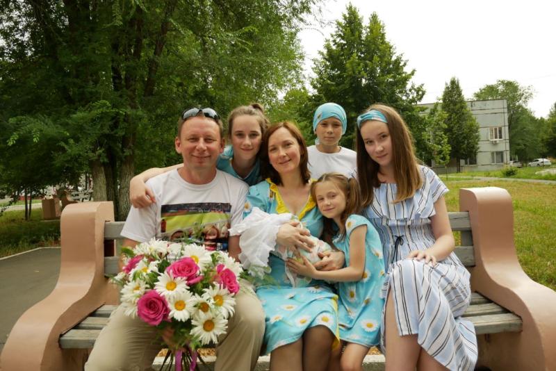 "Главный ритуал - традиция пить чай": многодетные родители рассказали, что такое семейное счастье