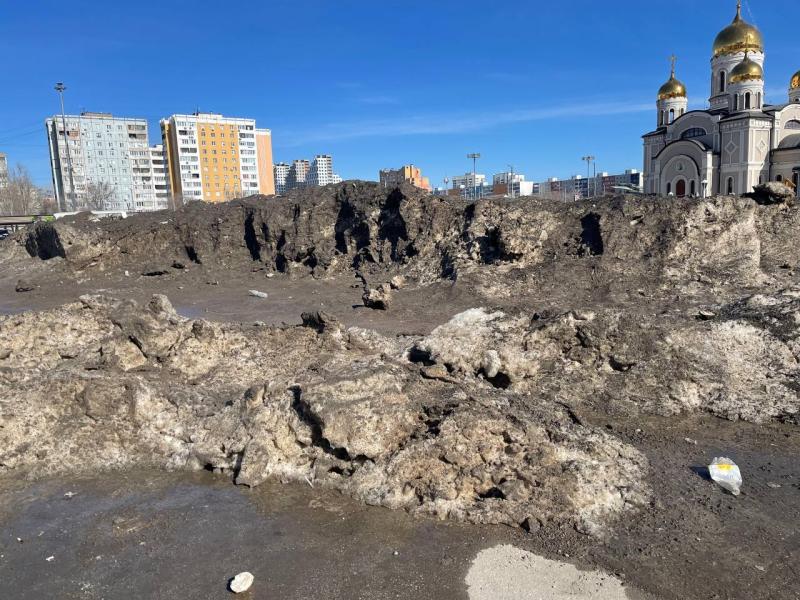 Самарцы пожаловались на большие кучи черного снега
