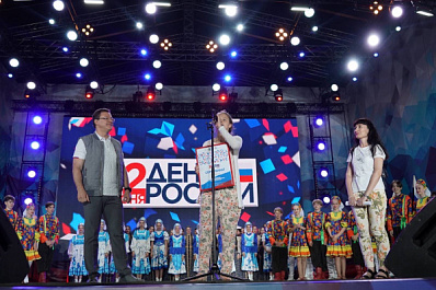 Дмитрий Азаров наградил участницу квеста #СтранаПобедителей в Самаре