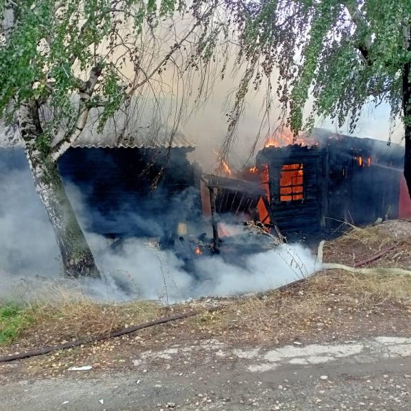 В Октябрьске 5 сентября сгорел заброшенный дом