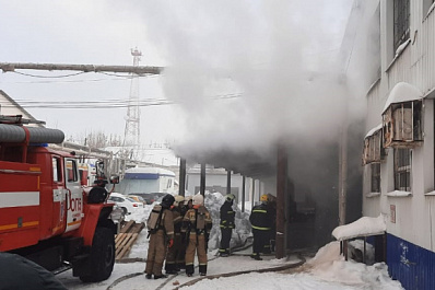 Пожарные ликвидируют открытое горение на складе в Самаре