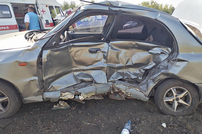 Под Сызранью женщина на "Мерседесе" протаранила "Шевроле" на буксире