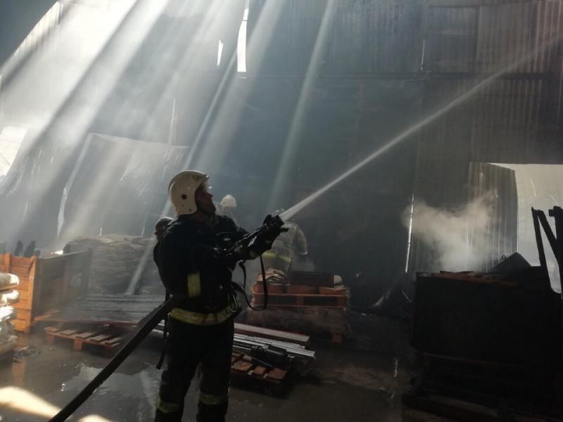 В Тольятти в районе АВТОВАЗа тушили крупный пожар на складе