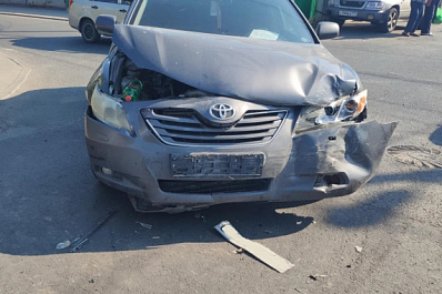 В Самаре женщина на Lexus не пропустила на перекрестке Toyota: пострадала 9-летняя девочка