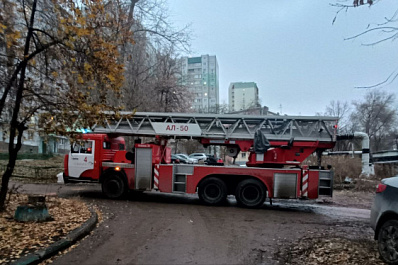 В горящем деревянном доме погибли двое пожарных