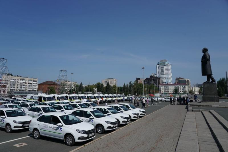 Вячеслав Федорищев передал главврачам больниц региона 106 автомобилей неотложной медпомощи