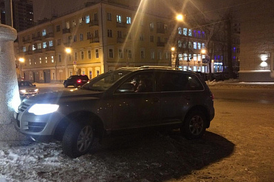 Туарег сбил пешехода и врезался в дом, уходя от столкновения с грузовым фургоном в Самаре