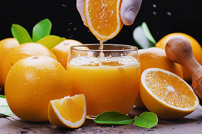 Апельсиновый сок на завтрак - плохая идея: мнение экспертов 