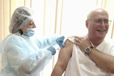 Главврач областной детской инфекционной больницы привился от коронавируса