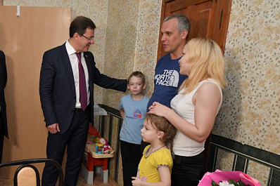 Дмитрий Азаров навестил многодетную семью, которой помог с квартирой