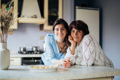 Почему живущие вместе люди могут не заражаться друг от друга коронавирусом: ответы врачей