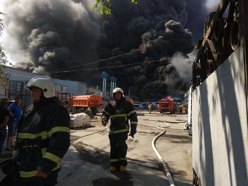 Появились фото с места крупного пожара в районе Заводского шоссе