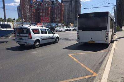 В Самаре женщина зацепилась платьем за автобус и погибла под его колесами