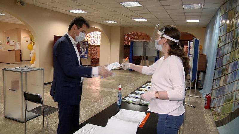 Главврач больницы Середавина Армен Бенян проголосовал по поправкам в Конституцию