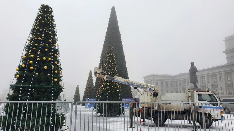 В Самаре на площади Куйбышева устанавливают новогоднюю ёлку