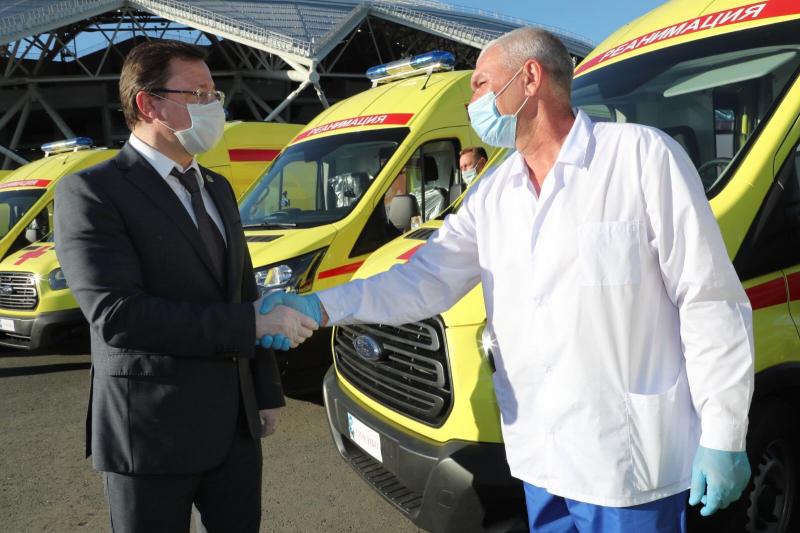 Губернатор Дмитрий Азаров передал службам скорой помощи региона ключи от новых реанимобилей