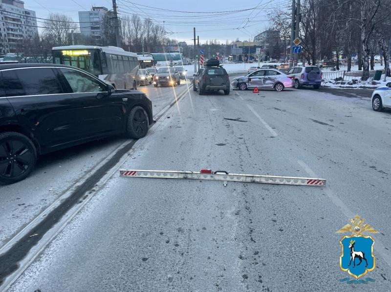 В Самаре на Аэропортовском шоссе перевернулась иномарка
