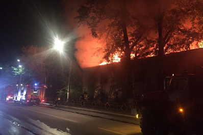 Крупный пожар в Чапаевске тушат полсотни человек