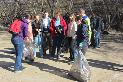 В Тольятти волонтеры собрали десять тонн мусора на лесном берегу
