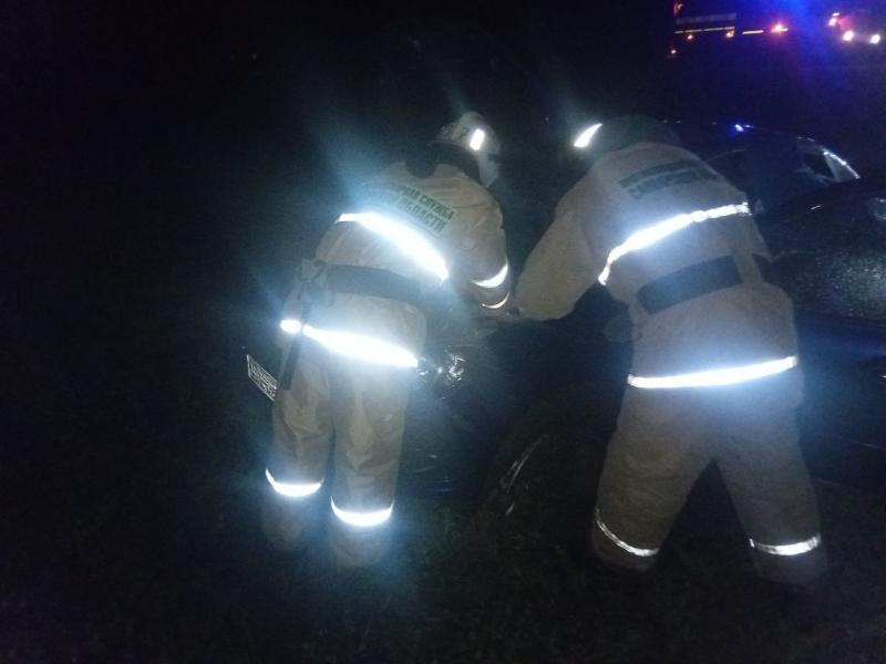 В Самарской области ночью 28 апреля на трассе опрокинулась "Гранта"