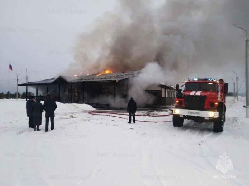 В Свердловской области загорелась лыжная база