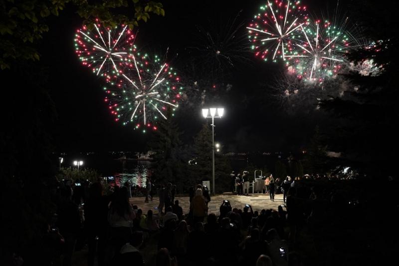"Цветы" в небе: в Самаре прогремел праздничный салют в честь Дня Победы