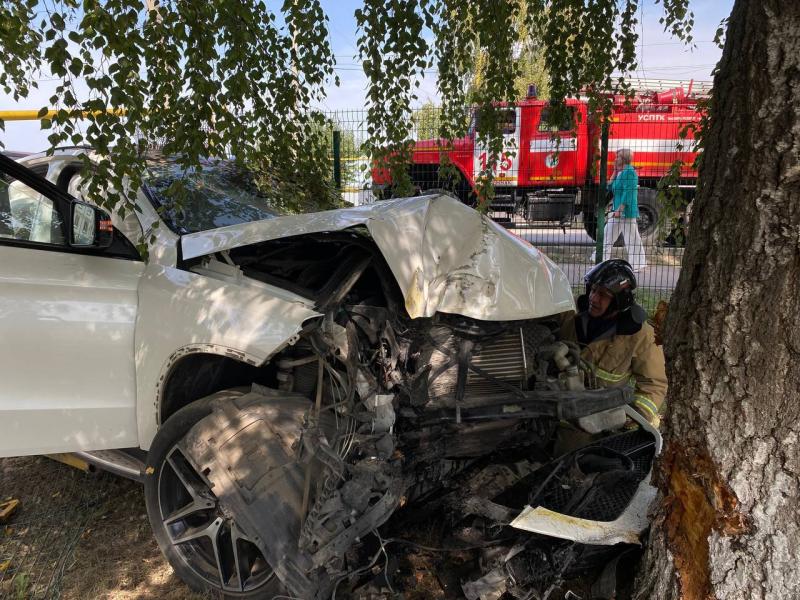 В Безенчуке 1 сентября Mercedes снес газовую трубу и врезался в дерево
