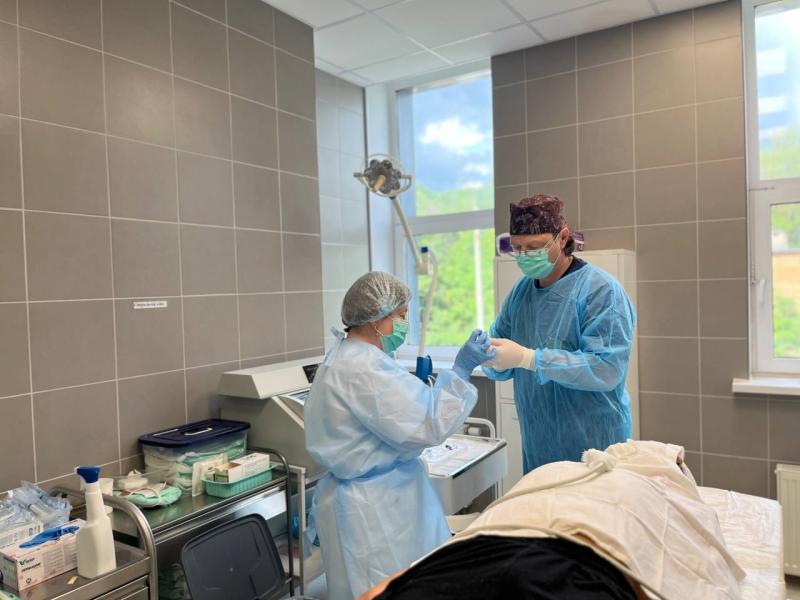 Экстренное кесарево сечение на раннем сроке и две клинические смерти: врачи спасли маму и ее малыша