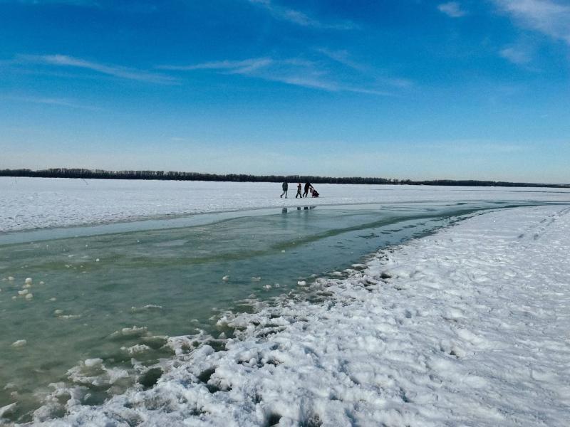 Власти Самары предупредили горожан об опасности выходить на тонкий лед