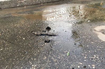 Вздулся асфальт: в Самаре из-за коммунальной аварии затопило 2-ю Просеку