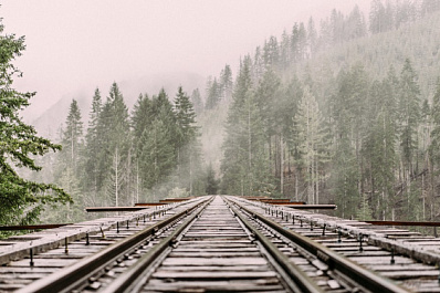 В Самарской области поток воздуха от поезда сбил с ног пожилую женщину