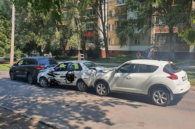 В Самаре в ДТП образовался "паровозик" из трёх машин