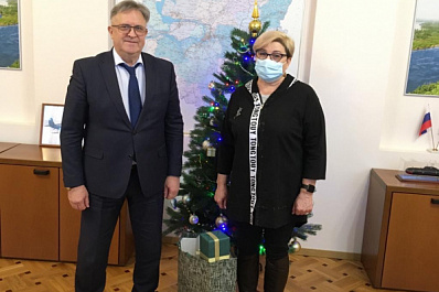 Видеокамера для внука: мечту жительницы Самары с "Ёлки желаний" исполнил Юрий Рожин