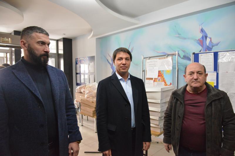 Депутаты "Единой России" доставили лекарства и продукты в пункт временного размещения в Самаре