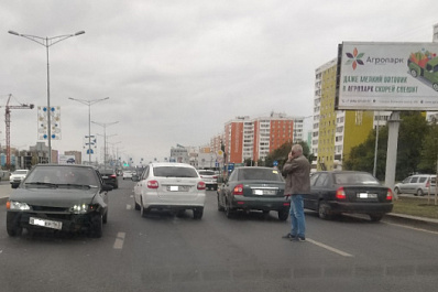 В Самаре водитель "четырнадцатой" перепутал поворот и врезался в иномарку